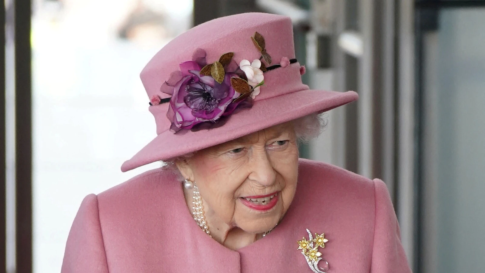 Queen cancels virtual events due to cold-like Covid symptoms