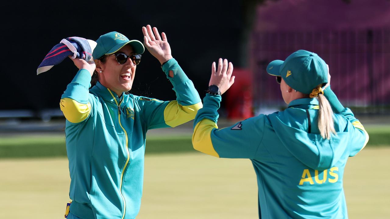 Comm Games LIVE: More gold for Aussies after epic lawn bowls comeback, record-breaking stunner
